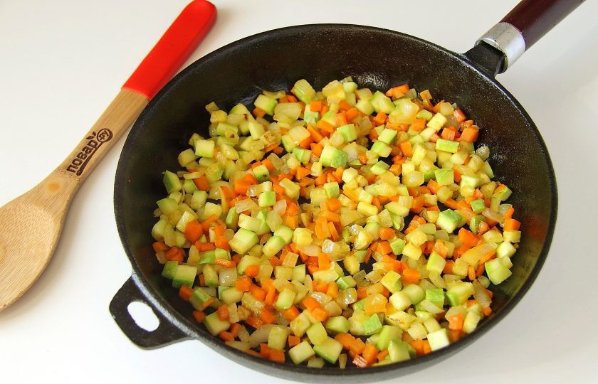 1. Этап. Суп с рисом и кабачком: Налейте в сковороду масло, добавьте лук и морковь. Обжарьте примерно в течение 2-3 минут, периодически помешивая, до мягкости. Затем добавьте кабачок и готовьте овощи еще пару минут. Если кабачок зрелый, то предварительно очистите его от кожуры и удалите семечки.