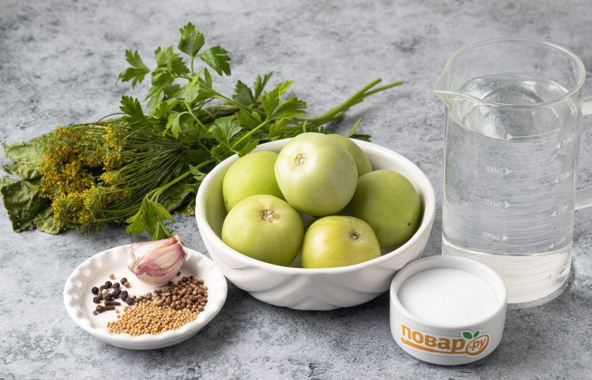 1. Этап. Соленые зеленые помидоры: Подготовьте все ингредиенты.