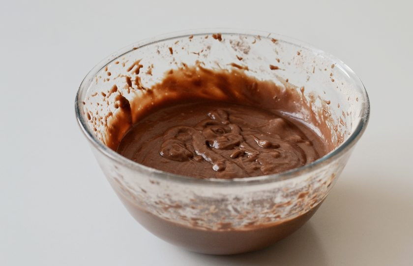 1. Этап. Шоколадный торт с кардамоном: Всыпьте в эту миску муку и опять смешайте миксером до однородного теста. Отдельно растворите соду в 2 ст.л. воды и влейте получившийся раствор в тесто, снова взбейте миксером на низкой скорости.