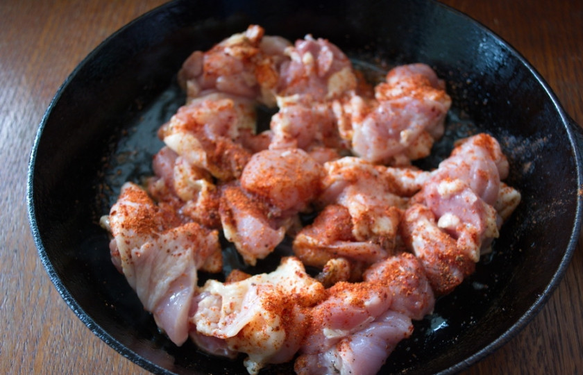 1. Этап. Чанахи с фасолью и грибами: Разогрейте сковороду. Обжарьте мясо со всех сторон.