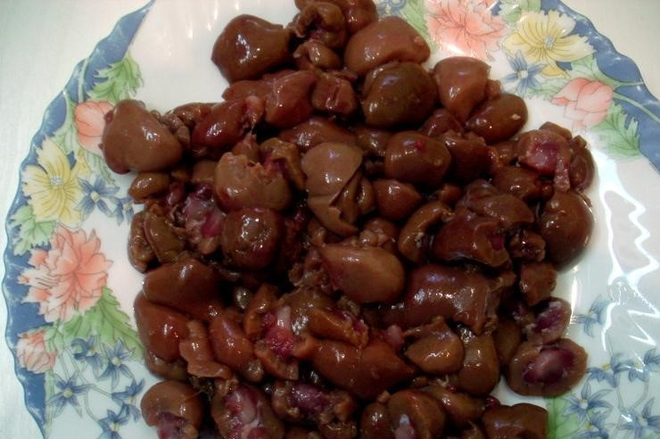 1. Этап. Рассольник с почками и перловкой: Залейте почки на 4 часа холодной водой. Часто меняйте воду, чтобы полностью ушёл запах.