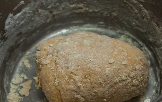 1. Этап. Бездрожжевое тесто для пирожков на воде: 4. И тщательно вымешайте тесто, чтобы оно было мягким.