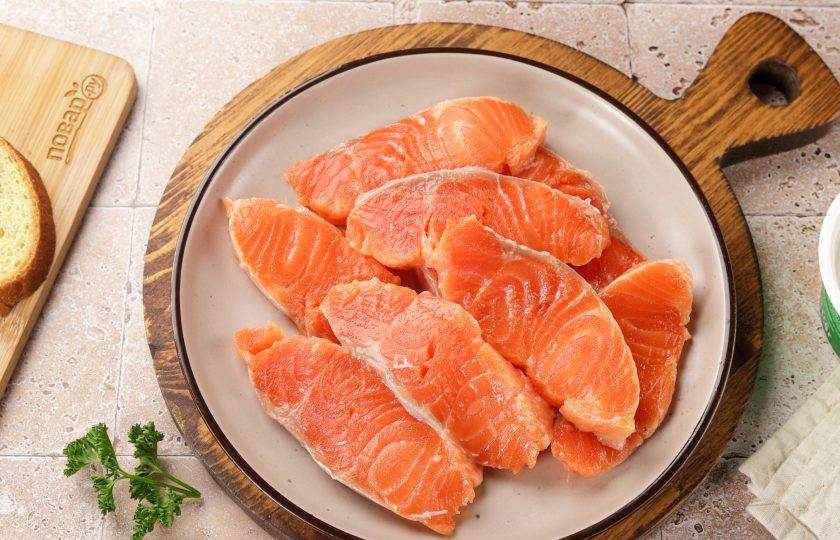 1. Этап. Бутерброды к пиву на скорую руку: Семгу или другую красную рыбу нарежьте тонкими ломтиками. Можно купить уже нарезанную рыбу, что значительно сэкономит вам время. Если используете целый кусок соленой рыбы, то для удобства нарезки лучше предварительно его немного подморозить.