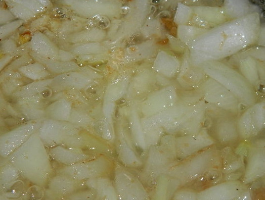 1. Этап. Гуляш куриный: 1. Включите плиту, разогрейте казанок, положите в него смалец, растопите его. Очистите лук, порежьте его брусочками и опустите в емкость. Обжаривайте до золотистости.