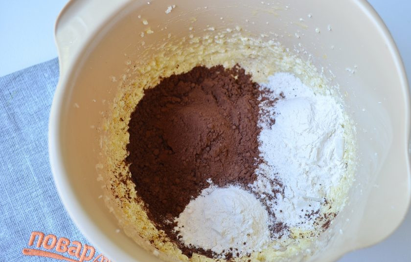 1. Этап. Аппетитный брауни: 5. Положите какао, муку, разрыхлитель. Перемешивайте миксером сначала на малых оборотах, потом на средних.