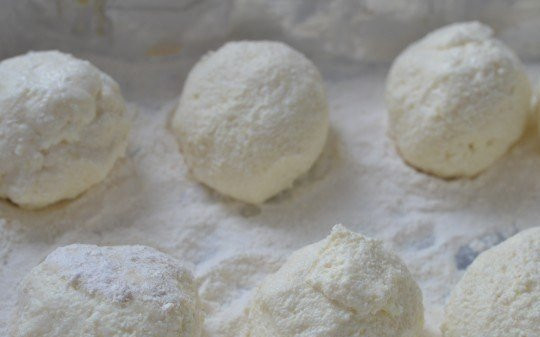 1. Этап. Идеальные сырники: Тесто разделить на порции, скатать шарики и положить их в муку.