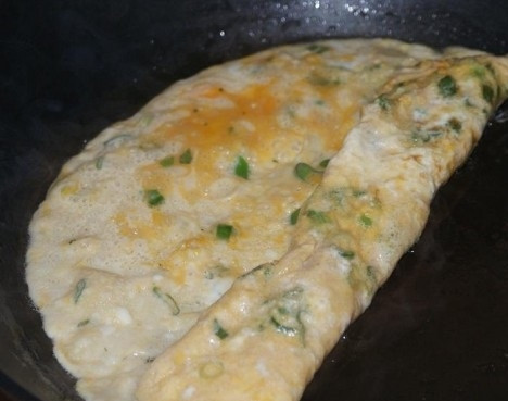 1. Этап. Суп Кукси: 5. Обжарьте омлет, сверните его рулетом и остудите немного.