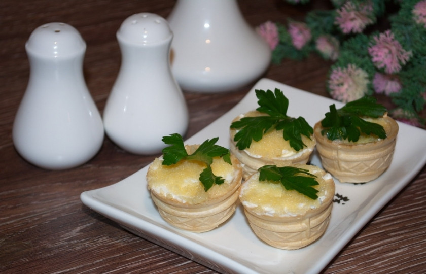 1. Этап. Тарталетки с икрой и сливочным сыром: Можно подавать закуску к столу. Вкусные и хрустящие тарталетки готовы. Они вкусны и сами по себе и вприкуску к другим блюдам. Отличное решение для банкета на работе или пикника.