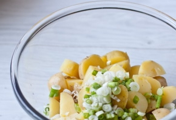 1. Этап. Салат из яиц и картофеля: Складываем все ингредиенты в салатник.