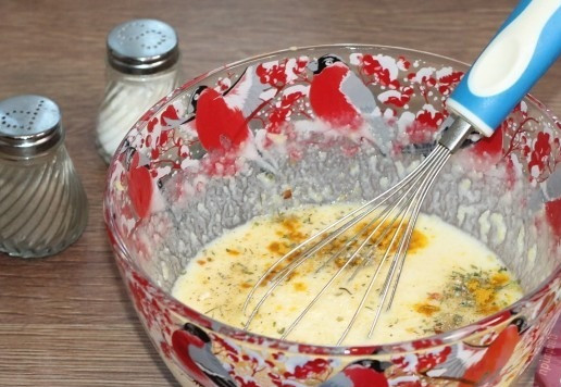 1. Этап. Блинные корзиночки с начинкой из тунца: 4. Всыпаем приправу (карри, сухая зелень) и специи, взбиваем венчиком.