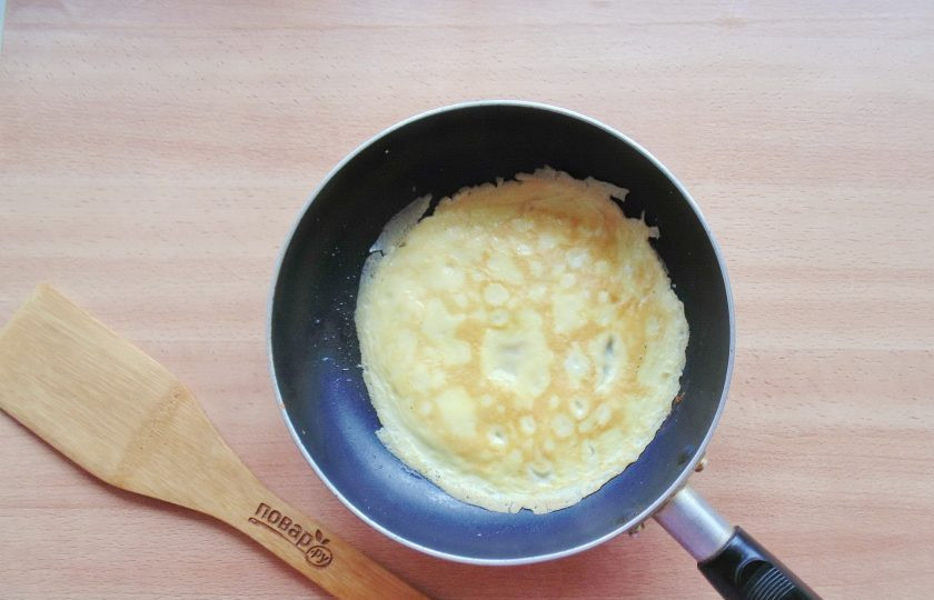 1. Этап. Итальянский салат с фунчозой: Яйцо с майонезом и солью взбейте, как на омлет и вылейте на горячую сковороду, смазанную растительным маслом. Поджарьте омлет с обеих сторон. Также поступите со вторым яйцом.