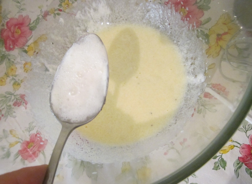 1. Этап. Торт еврейский: Добавьте пол чайной ложки соды, гашенной уксусом.