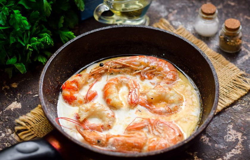 1. Этап. Креветки в соусе: Добавьте к креветкам сухой чеснок, соль и перец, влейте порцию сливок.