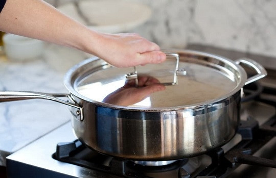 1. Этап. Куриное филе диетическое: 4. После аккуратно переверните, обжарьте с другой стороны еще минуты. Накройте крышкой и уберите огонь до минимума. Куриное филе диетическое в домашних условиях должно томиться.