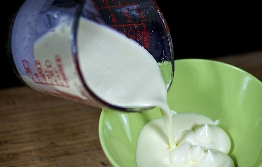 1. Этап. Салат с жареными креветками: 5. Пока остывают основные ингредиенты, можно заняться заправкой. В небольшой мисочке соедините сливки и майонез.