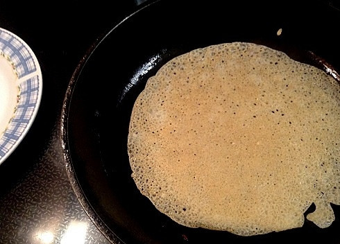 1. Этап. ПП-блины: Обжариваем блины с обеих сторон. Они не будут такими румяными, как блины на молоке и с яйцами.