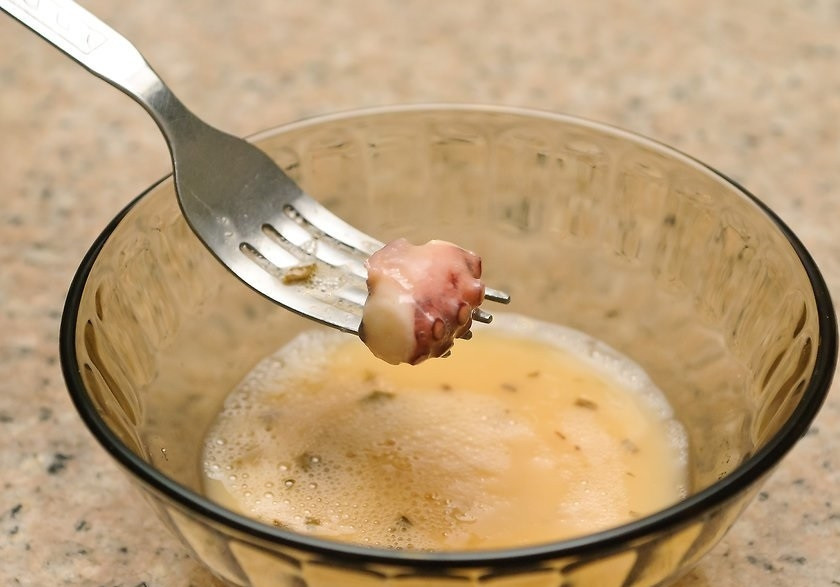 1. Этап. Осьминожки на сковороде: 4. Наколите на вилку кусочек осьминога и окуните его в кляр, затем выложите на раскаленную сковороду.