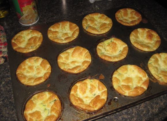 1. Этап. Суфле из кабачков: 5. Запекайте суфле из кабачков в разогретой духовке до золотисто-коричневого цвета. Вытащите и подавайте. Приятного аппетита!