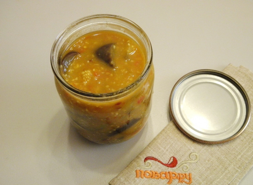 1. Этап. Баклажаны на зиму без стерилизации: 6. Готовые баклажаны разложите по стерильным баночкам. Накройте стерильными крышками и закатайте. Переверните вверх дном, накройте одеялом и оставьте остывать. На следующее утро можно перевернуть их и убрать для хранения в прохладное место.