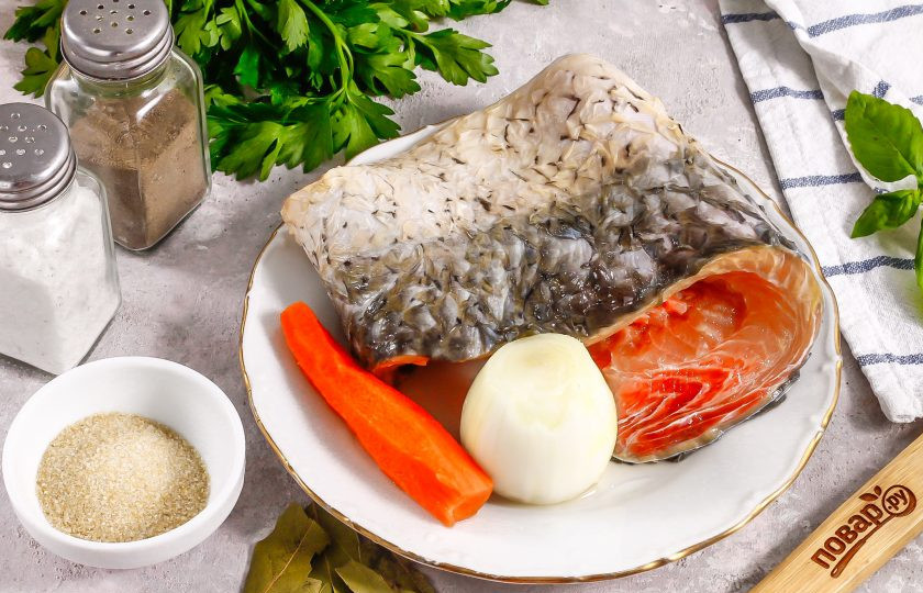 1. Этап. Заливное из сазана: Подготовьте указанные ингредиенты. Очистите морковь и лук, зубчик чеснока от кожуры, промойте в воде. Промойте филе сазана, удалите крупные косточки.