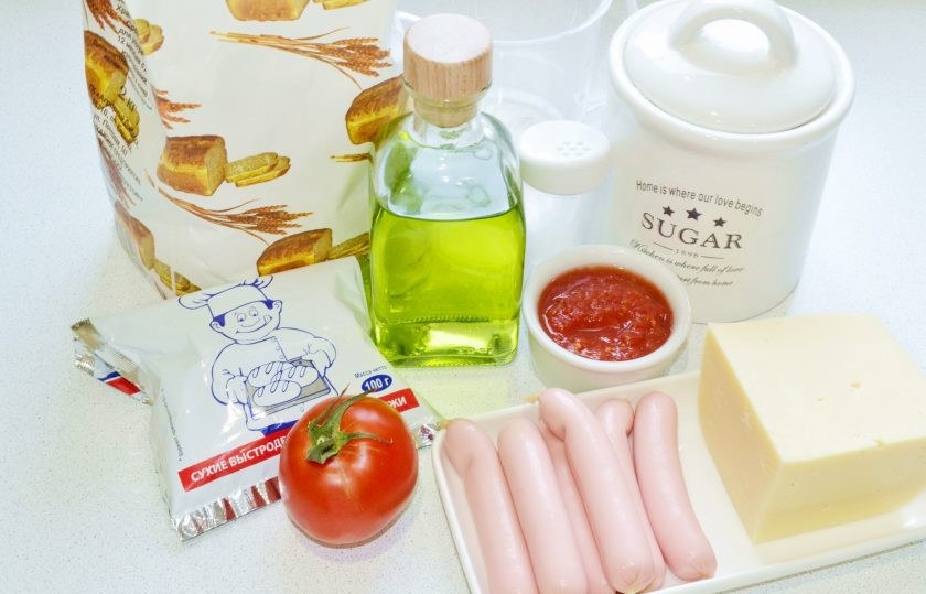 1. Этап. Пицца с сосисками по краям: Вот такие ингредиенты мы будем использовать для приготовления пиццы.