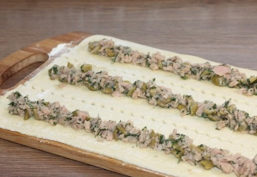 1. Этап. Мини-слойки с тунцом и оливками: 11. На середину полосок разложите начинку.
