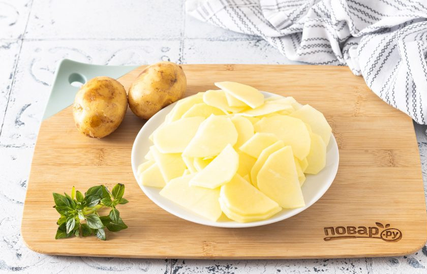 1. Этап. Гратен на кокосовом молоке: Картофель помойте, нарежьте на тонкие ломтики. Можно использовать для этого терку-шинковку.