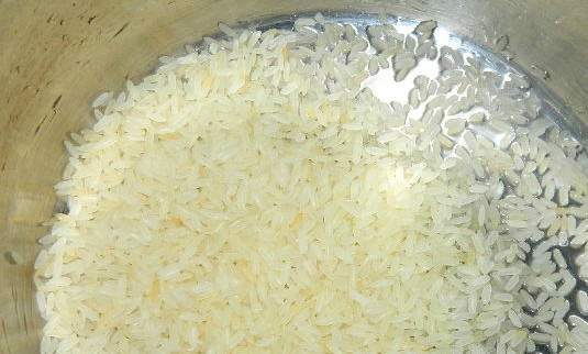 1. Этап. Томатный суп пюре с рисом: Рис промываем холодной водой несколько раз. Когда вода станет прозрачной, ставим рис вариться на среднем огне.