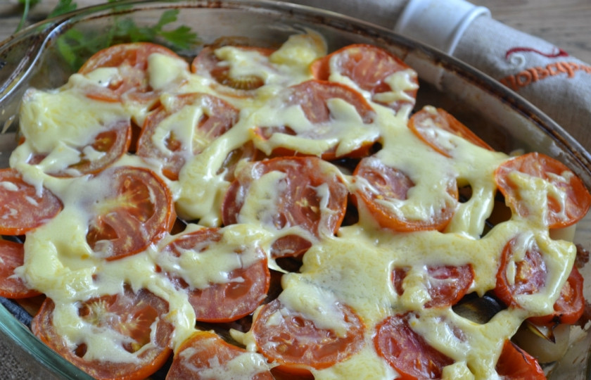 1. Этап. Мусака классический рецепт: 6. Сверху хорошенько смажьте майонезом, можно также присыпать тертым сыром. Запекайте в духовке, разогретой до 180 градусов, 20 минут.