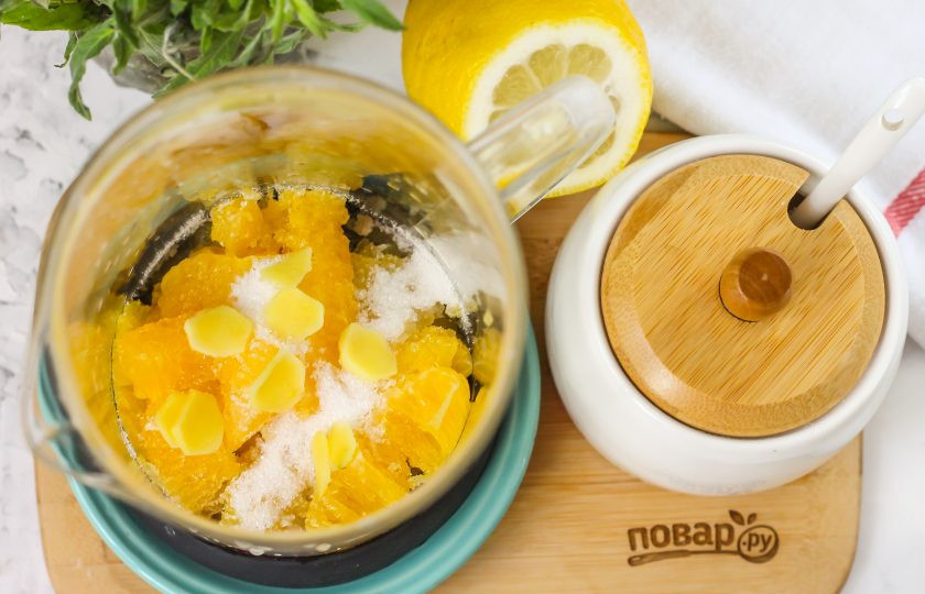 1. Этап. Апельсиновый чай с имбирем: Очистите корень имбиря от кожуры, натрите на терке с мелкими ячейками или нарежьте ломтиками и добавьте в емкость.