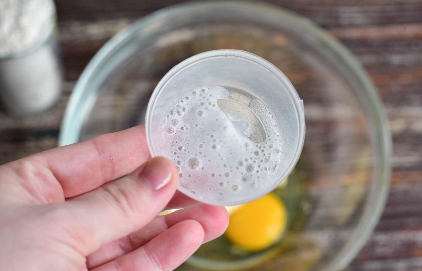 1. Этап. Печенье Недотрога: Добавьте соду, которую погасите уксусом.