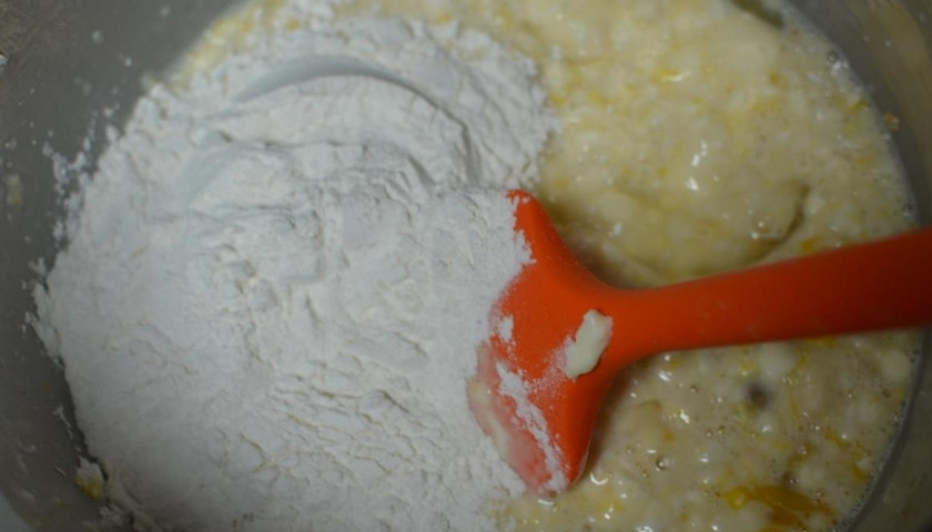 1. Этап. Дрожжевые ватрушки: Затем постепенно всыпаем муку. Замешиваем при помощи миксера или кухонного комбайна.