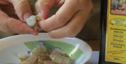 1. Этап. Спагетти с чернилами каракатицы в сливочном соусе: Промойте креветки под проточной водой, хорошо почистите их.