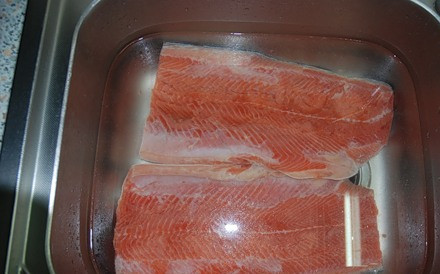 1. Этап. Засолка красной рыбы: 3. Поставим миску с рыбой на два дня в холодильник. Через два дня рыбу достаем и промываем в чистой воде 10 минут.