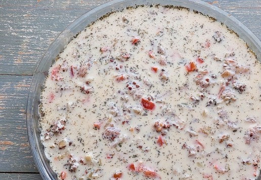 1. Этап. Сливочная гречка с курицей в духовке: Вылить воду в форму, аккуратно перемешать, чтобы вода равномерно распределилась. Отправь в духовку, заранее разогретую до 190 гр., на 20 мин.