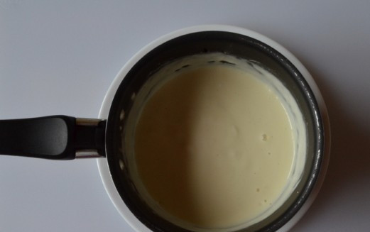 1. Этап. Сырный суп с морепродуктами: Сыр поломайте на кусочки, выложите его в кастрюлю. Влейте полстакана кипятка, варите до полного растворения, помешивая ложкой. Эту массу добавьте к двум литрам кипящей воды вместе с пассероваными овощами.