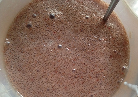 1. Этап. Коврижки из варенья: 1. Перетираем яйца и сахар. Затем добавляем кефир, варенье и соду, перемешаем и оставляем постоять.