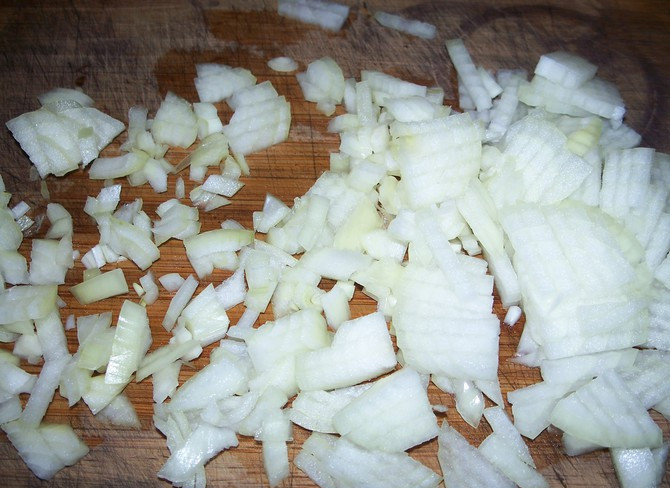 1. Этап. Бефстроганов из оленины: 4. Шинкуем мелко лук и отправляем его к мясу в середине жарки.