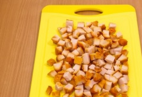 1. Этап. Салат Любимый с курицей: Нарежьте мелко куриное филе.