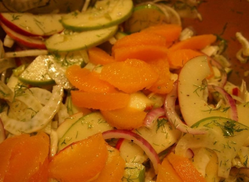 1. Этап. Салат из яблок: 9. В самом конце перемешиваю салат, и добавляю апельсин.