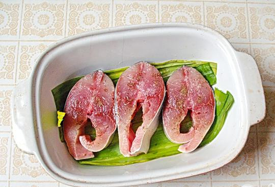 1. Этап. Рыбные стейки на листьях пража: 3. Стейки из желтохвостов выкладываем сверху листьев пража, поливаем соком лимона и посыпаем специями. Теперь, сверху на стейки ложем еще листья пража.