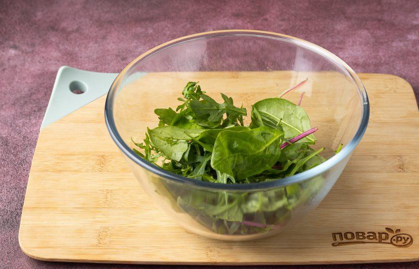 1. Этап. Салат из огурцов, помидоров и авокадо: Зелень промойте и обсушите. Переложите в миску.