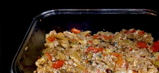 1. Этап. Запеканка из тыквы с мясной начинкой: Нарежьте болгарский перец и помидор кубиками, добавьте к фаршу вместе с измельчённым чесноком (3 зубчика) и орехами. Тушите смесь несколько минут до мягкости овощей. Выложите подготовленную начинку на запечённую тыкву в форме.