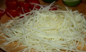 1. Этап. Сом Там: Затем натираем её на терке для корейской морковки. Можно замочить минут на 10 в холодной воде, так уйдет лишний крахмал. Затем воду нужно отжать.