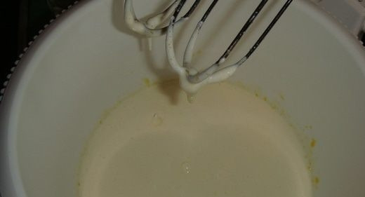 1. Этап. Выпечка с морковью: Вначале приготовьте тесто. В глубокой миске взбейте яйца, 90 г сахара и яичный желток в течение 10 минут миксером на максимальной скорости.