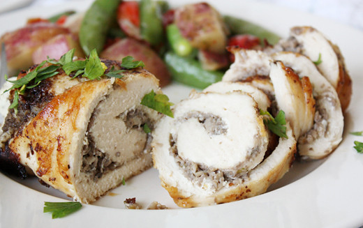 1. Этап. Грудка, фаршированная грибами и сыром: 7. За 5-7 минут до готовности добавить щепотку соли, перца и специй при желании. Когда грудка, фаршированная грибами и сыром в домашних условиях готова, присыпать сверху свежей зеленью и можно подавать к столу.