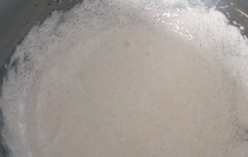 1. Этап. Идеальная глазурь для куличей: 3. Добавьте желатин и с помощью миксера взбейте глазурь в течение нескольких минут до белого цвета. Полейте кулич глазурью и сразу украшайте, так как глазурь очень быстро высыхает. Приятного аппетита!