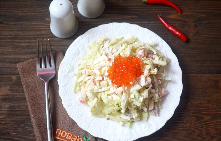 1. Этап. Салат Морская фантазия: 5. Все перемешайте, заправьте майонезом и украсьте икрой. Приятного аппетита!