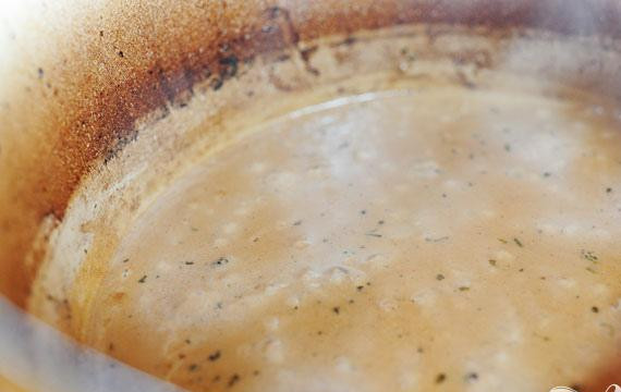 1. Этап. Ребрышки с вином и сливками: 4. В кастрюлю добавить горчицу, сливки и каперсы, перемешать, затем увеличить огонь и варить пару минут, пока соус не загустеет. Добавить соль и перец по вкусу, если необходимо. Добавить ребрышки, накрыть крышкой и выключить огонь.