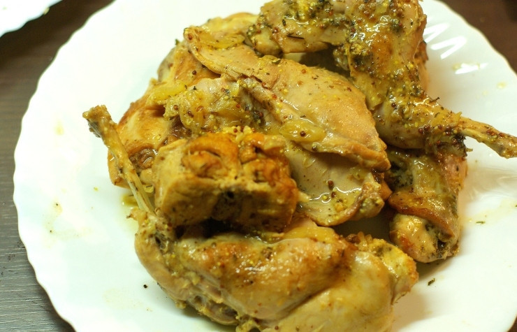 1. Этап. Тушеные ножки кролика: После тушения, достаем мясо и перекладываем на тарелочку. Соус готовим дальше.